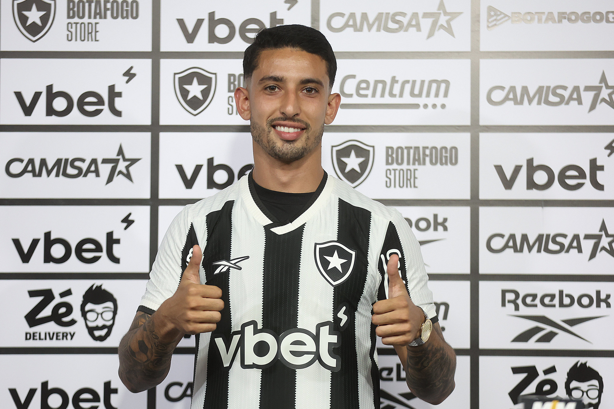 Santi Rodríguez foi apresentado pelo Botafogo