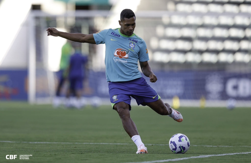 Alex Sandro em ação no treino da Seleção