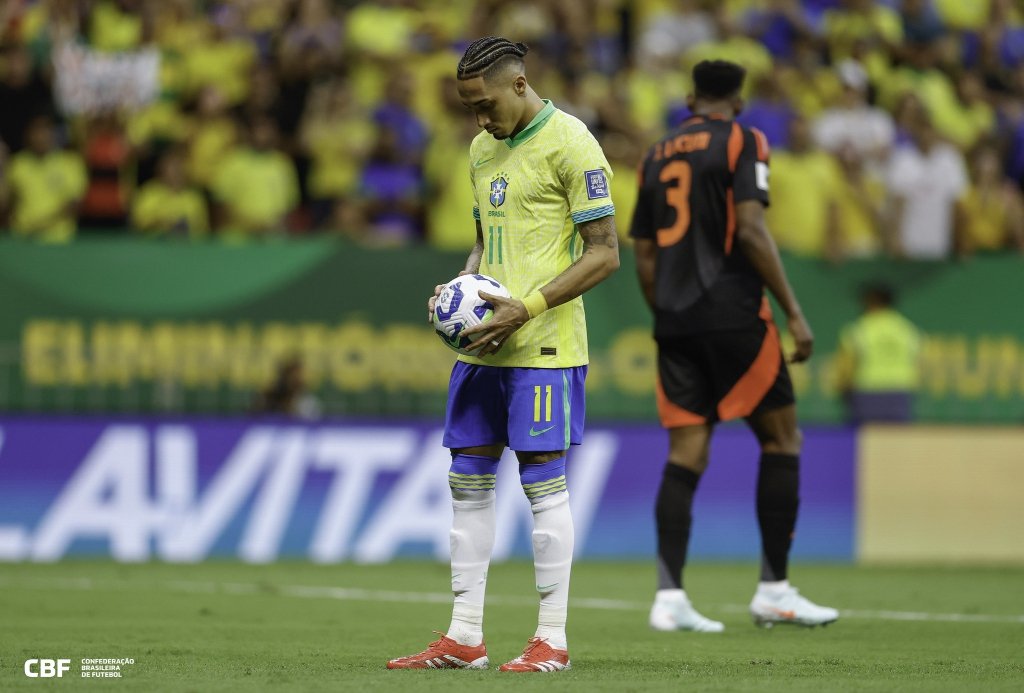 Raphinha contra a Colômbia