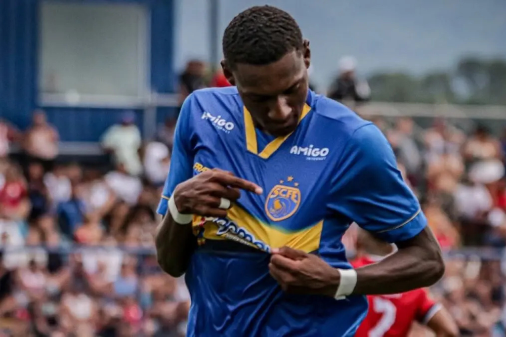 Max entra na mira do Vitória