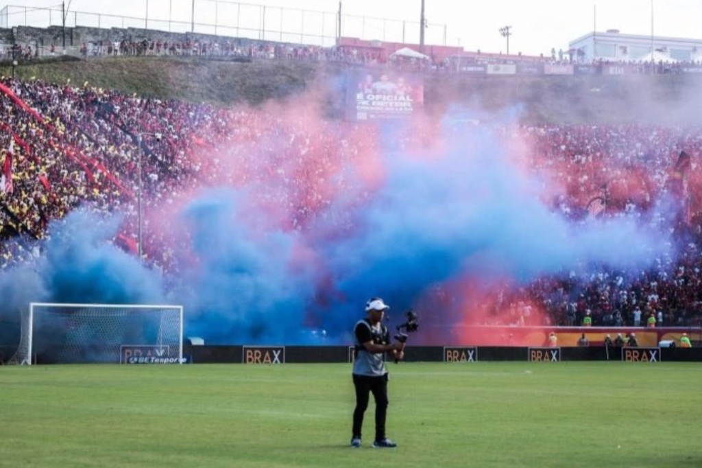 Fumaça azul no meio da torcida do Vitória, durante clássico contra o Bahia