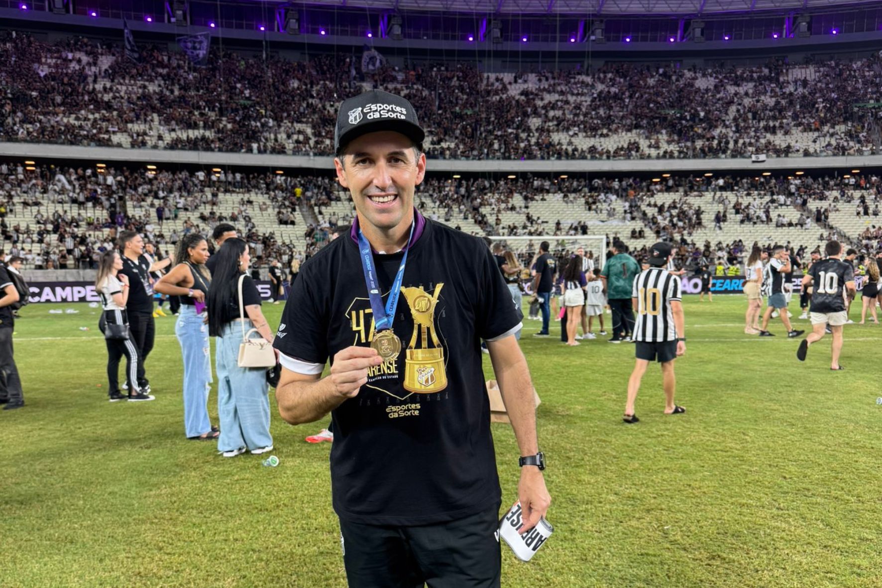 Léo Condé comemora o título do Campeonato Cearense 2025, o quinto da sua carreira como técnico