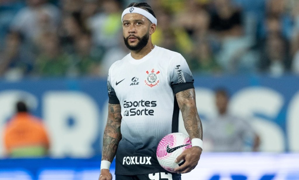 Memphis Depay estará em campo neste domingo pelo Corinthians