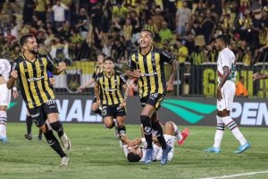 Mirandinha em ação pelo Volta Redonda