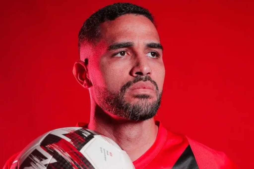 “Vai decidir muitos jogos para o Athletico”, Alan Kardec recebe elogios de técnico que o revelou no Vasco