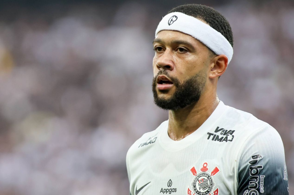 Memphis Depay entra em campo pelo Corinthians