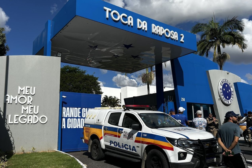 Organizadas do Cruzeiro protestam e pedem saída de dirigente: “Mattos, pede demissão”