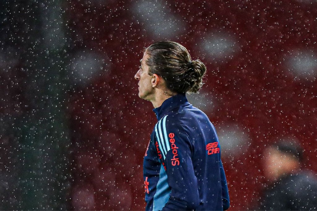 Filipe Luís pensa nas alternativas sem Gerson, vetado para jogo contra o Táchira.