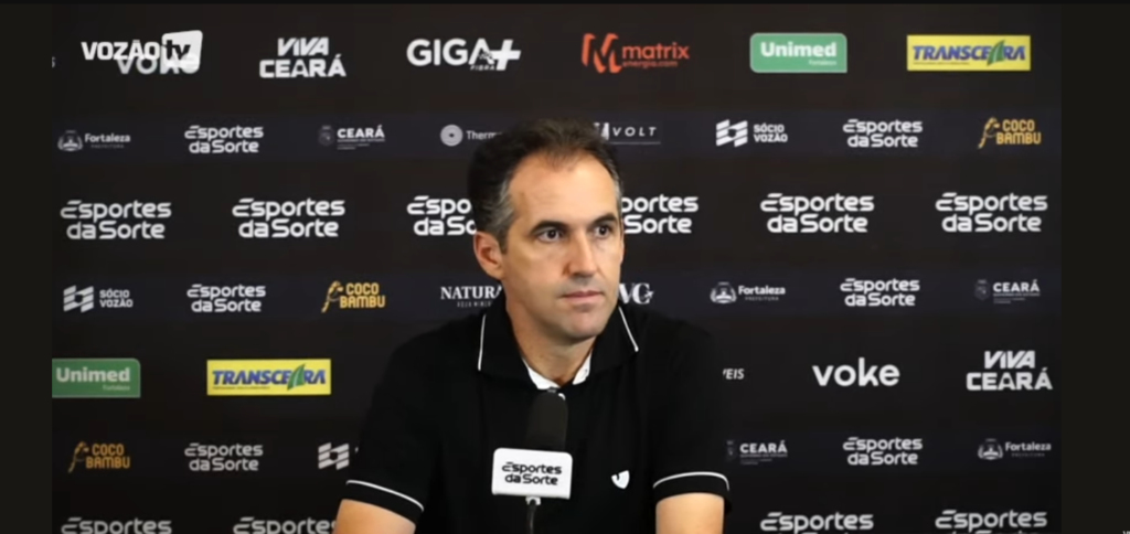 Léo Condé lamenta revés diante do Palmeiras e afirma que arbitragem irritou sua equipe