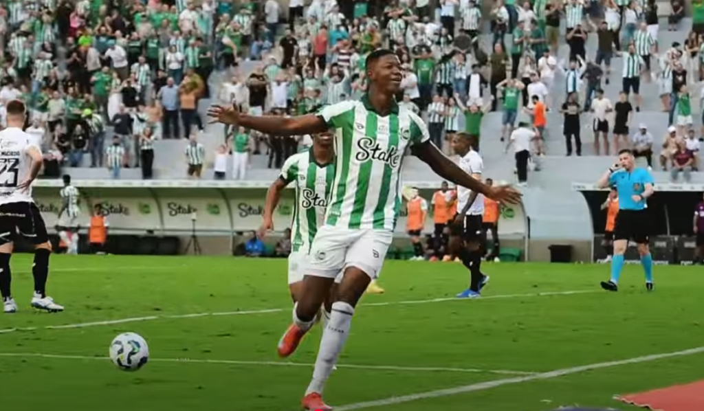 MATEUS BABI CELEBRA GOL PELO JUVENTUDE