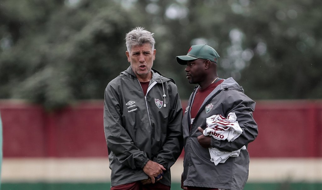 RENATO SE INFORMA COM MARCÃO SOBRE JOGADORES DO FLUMINENSE