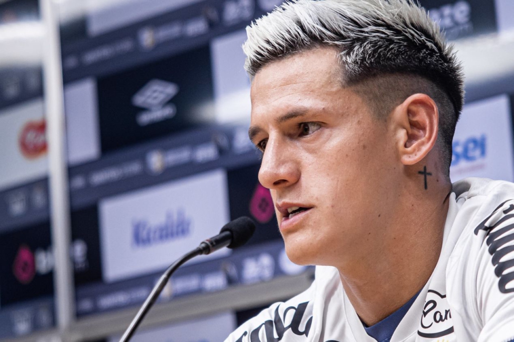 Conversas com presidente do Santos e pedido de Cléber Xavier selaram "fico" de Leo Godoy