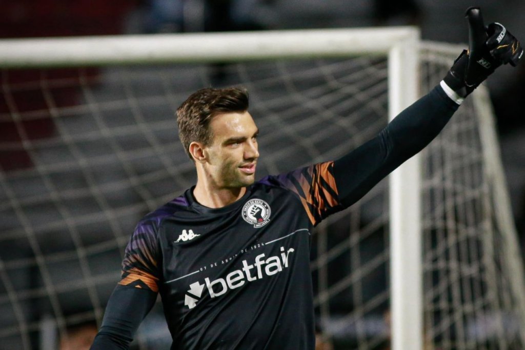 Entenda como está a negociação entre Vasco e Léo Jardim para a renovação de contrato