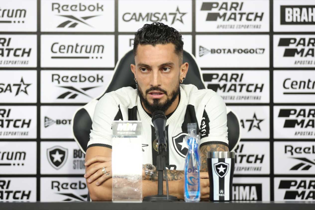 Alex Telles lamenta derrota do Botafogo e projeta recuperação