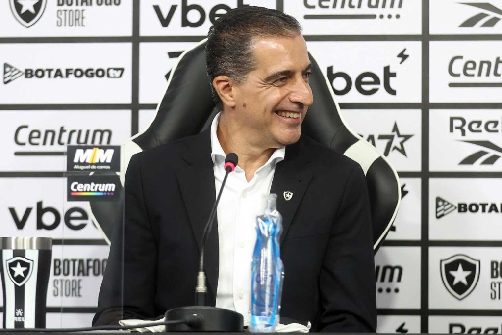 Renato Paiva exalta goleado do Botafogo