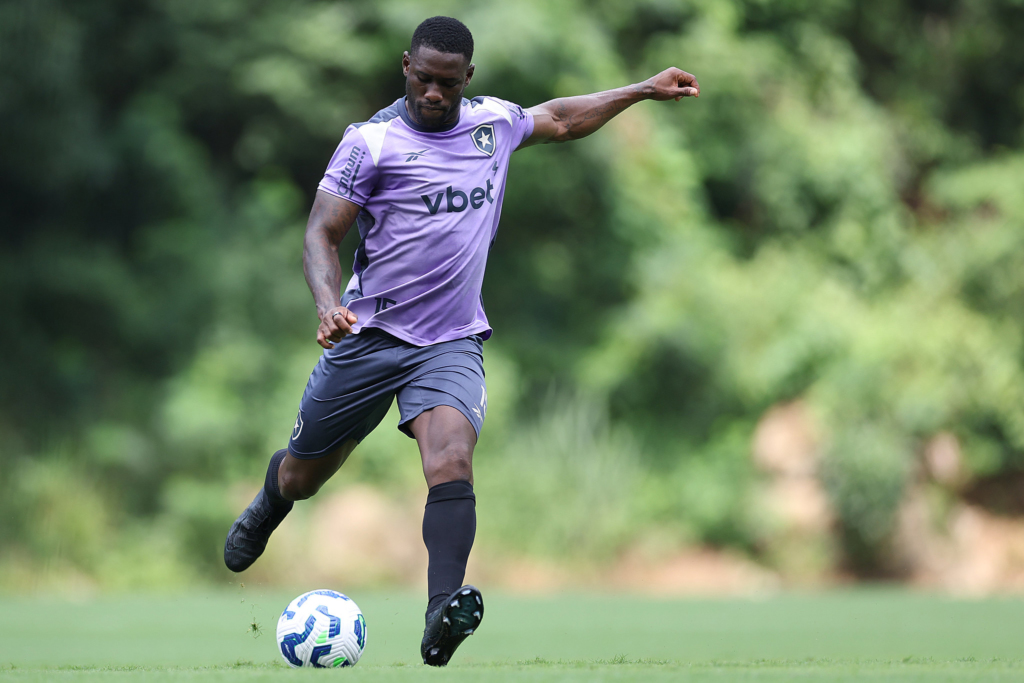 Bastos ainda não retornou ao Botafogo