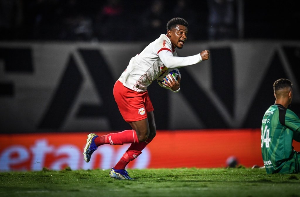 Eric Ramires comemora o gol do Bragantino