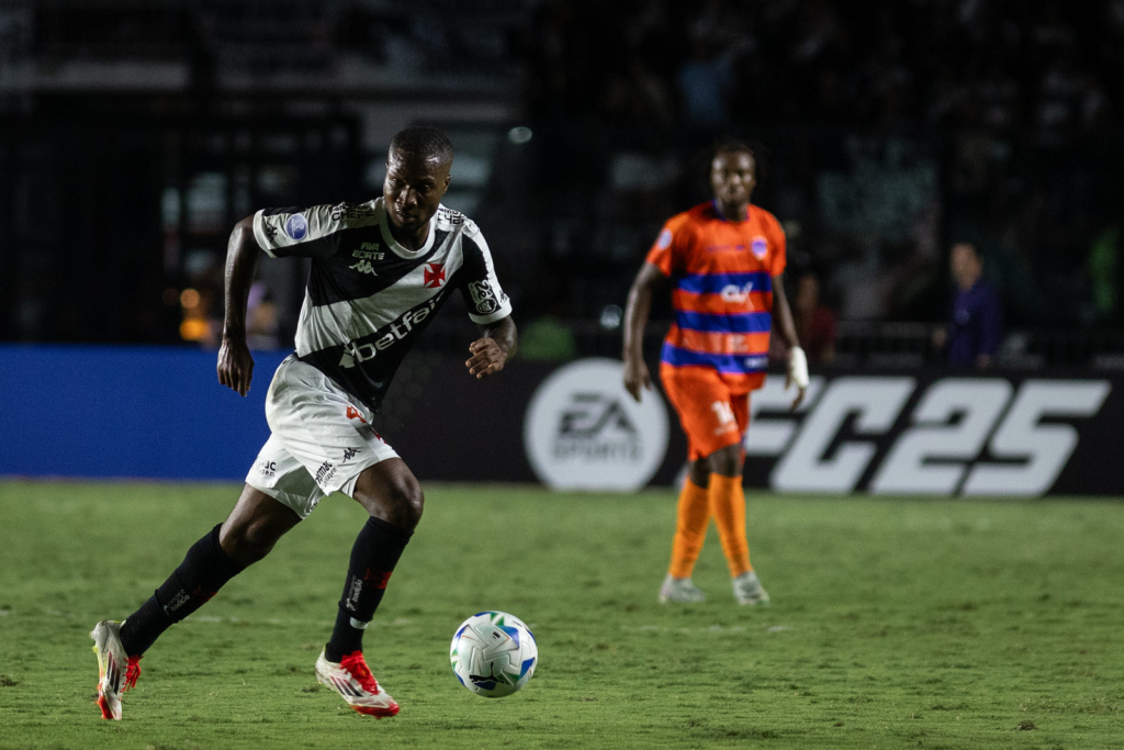 Loide Augusto contra o Academia Puerto Cabello