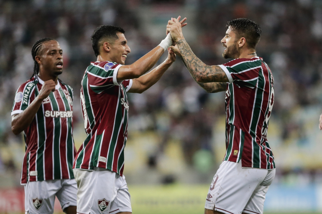 Kevin Serna e Everaldo comemoram um dos gols da goleada do Fluminense sobre o San José, pela Copa Sul-Americana