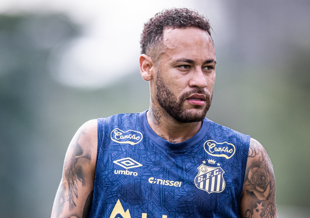 Neymar retorna ao Santos depois de um mês