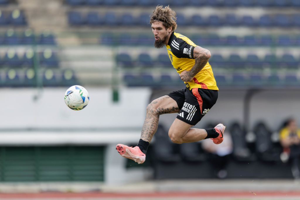 Lyanco em ação pelo Atlético-MG
