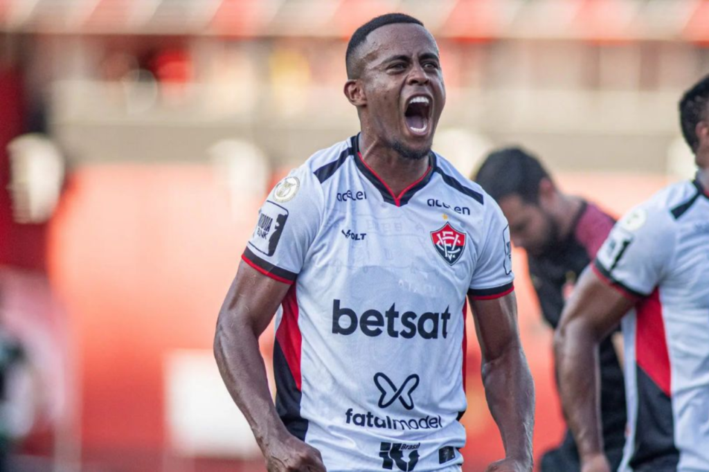 Carlos Eduardo seguirá no Vitória