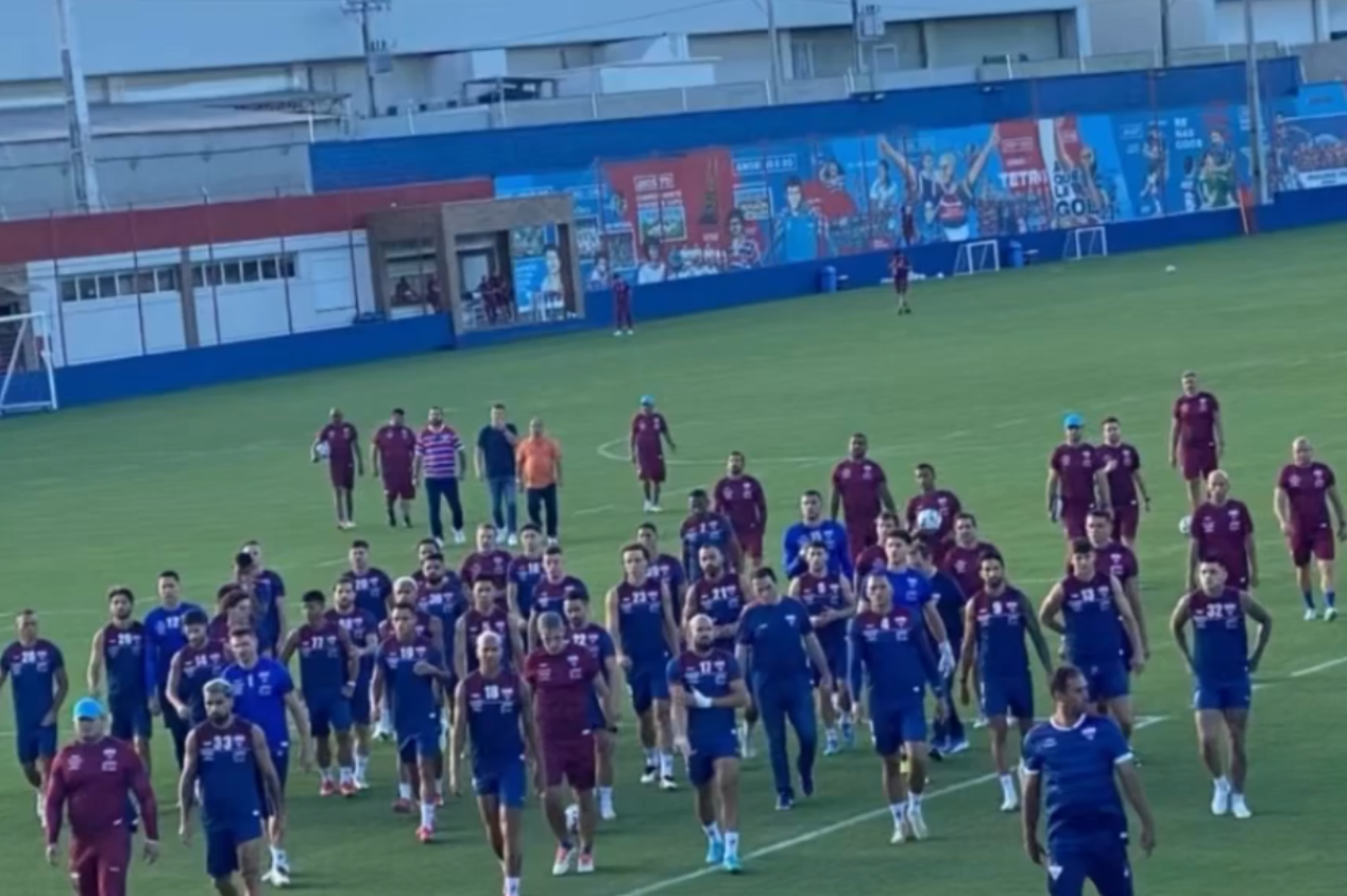 Torcida do Fortaleza vai ao centro de treinamento cobrar jogadores