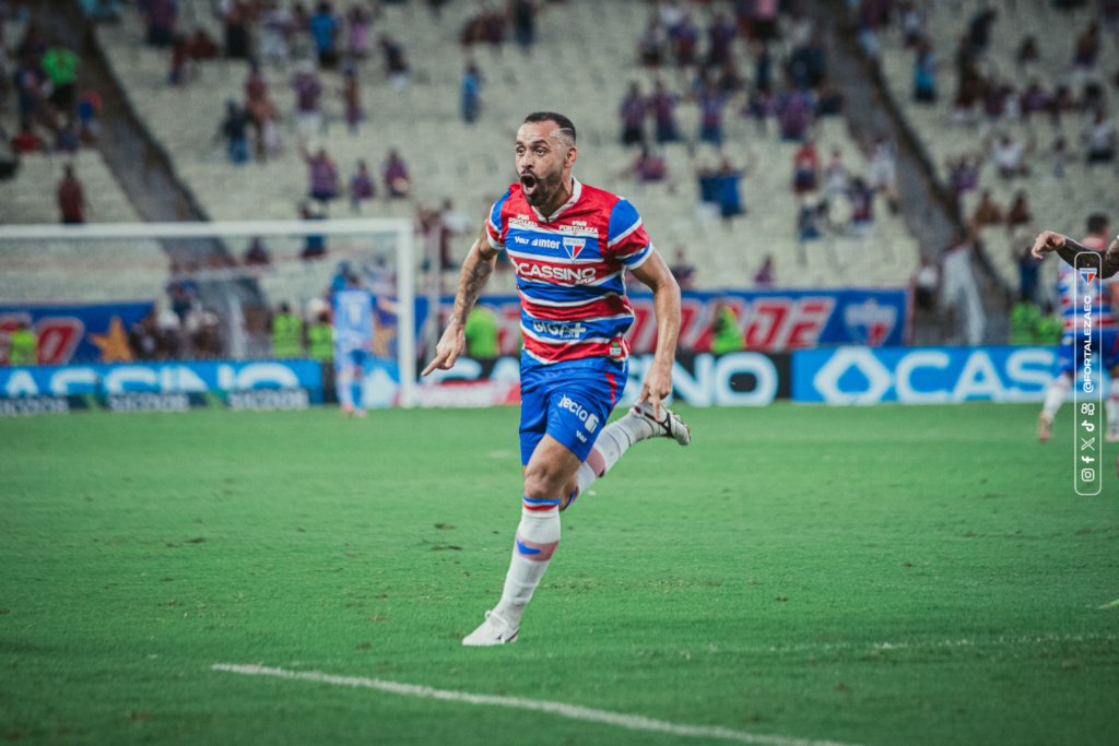 Moisés comemorando contra o Internacional