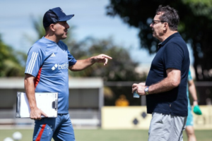 Leonardo Jardim conversando com Pedro Lourenço