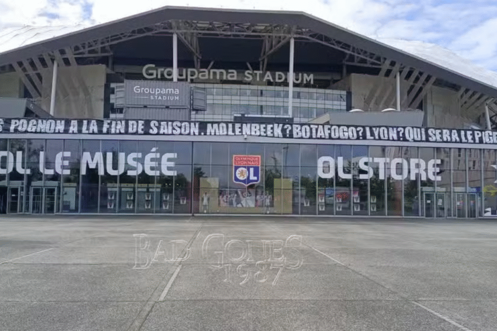 Torcida do Lyon protesta contra John Textor, dono do Botafogo