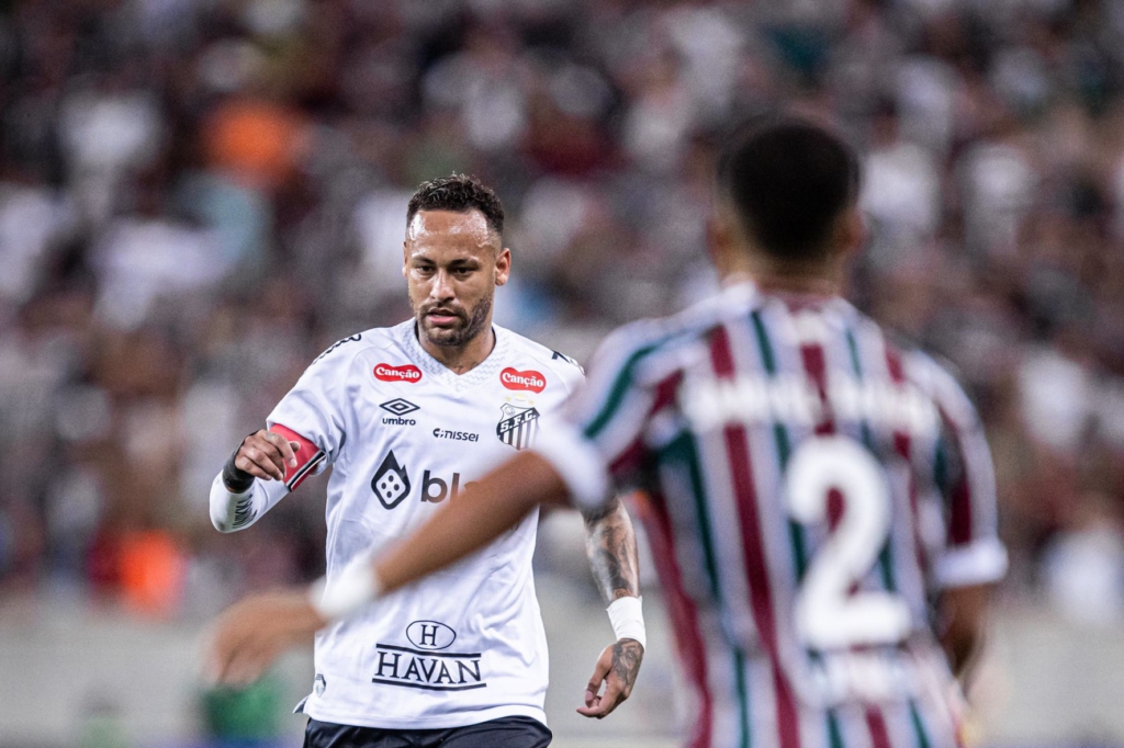 Neymar em ação na partida entre Fluminense e Santos, pelo Campeonato Brasileiro