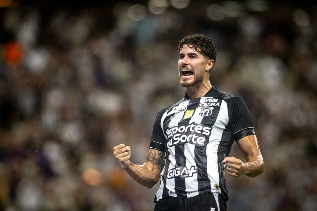 O atacante Pedro Raul pode deixar o ceará e voltar ao Corinthians