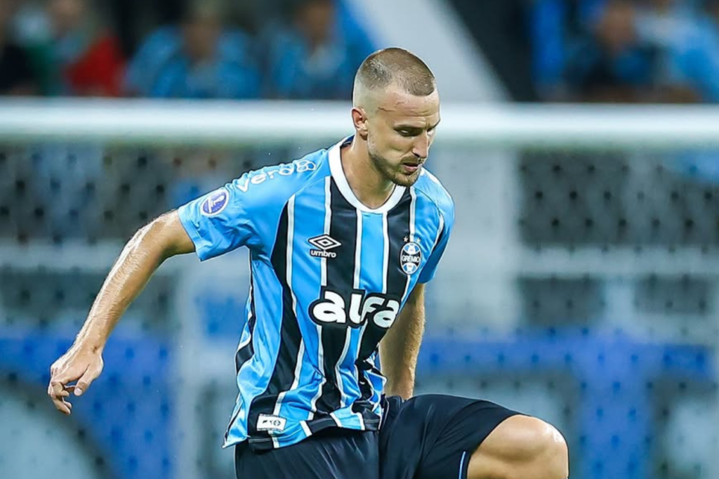 Rodrigo Ely sente dor no joelho e pode desfalcar o Grêmio