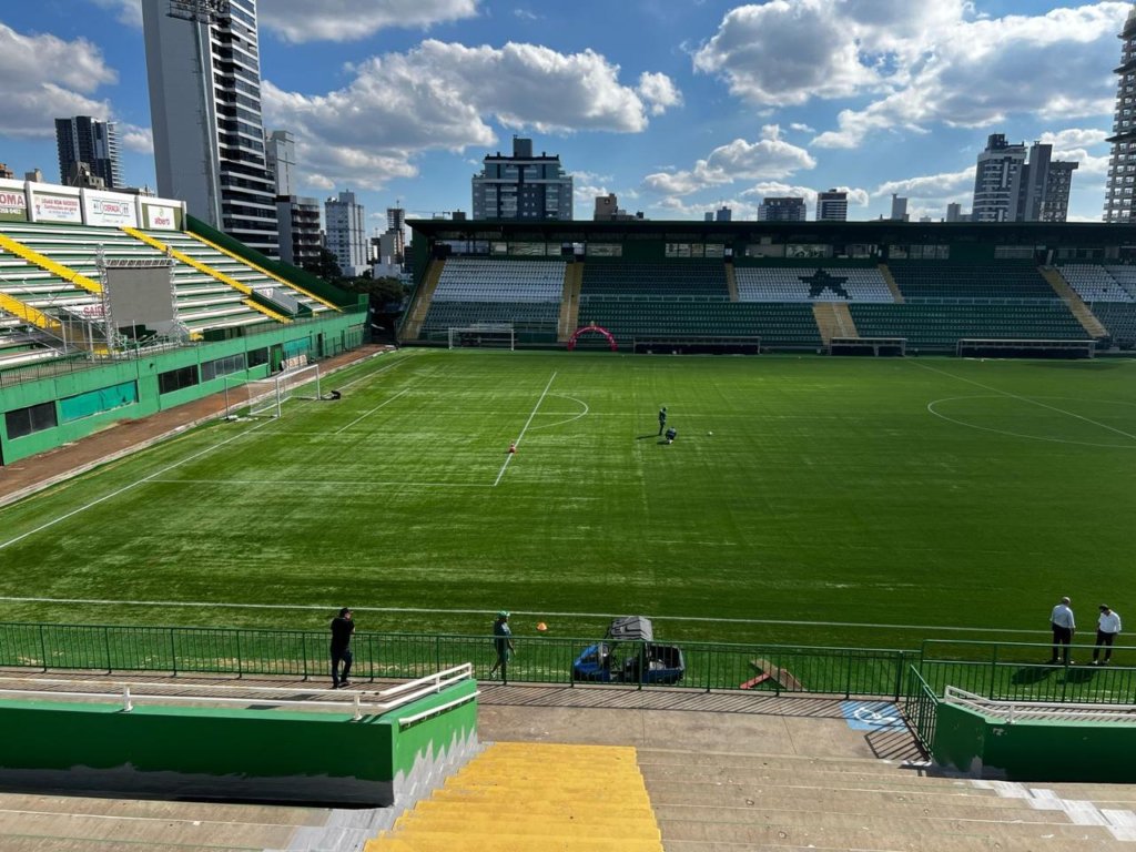 Arena Condá com novo gramado