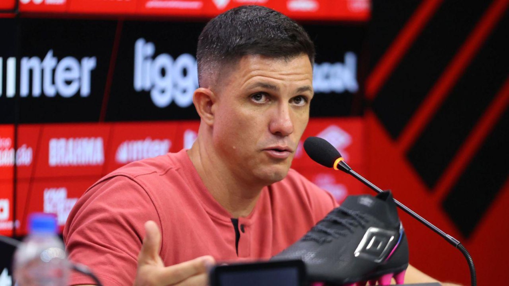 Maurício Barbieri é o treinador do Athletico-PR