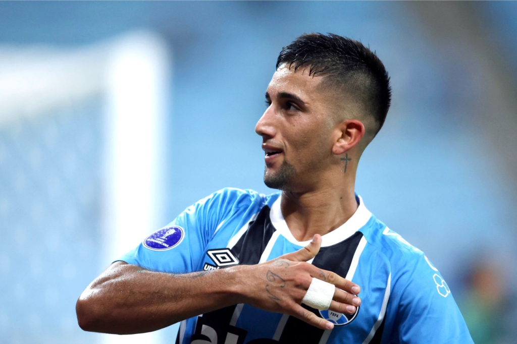 Cristian Olivera comemora o gol marcado na vitória do Grêmio sobre o Atlético Grau (PER)