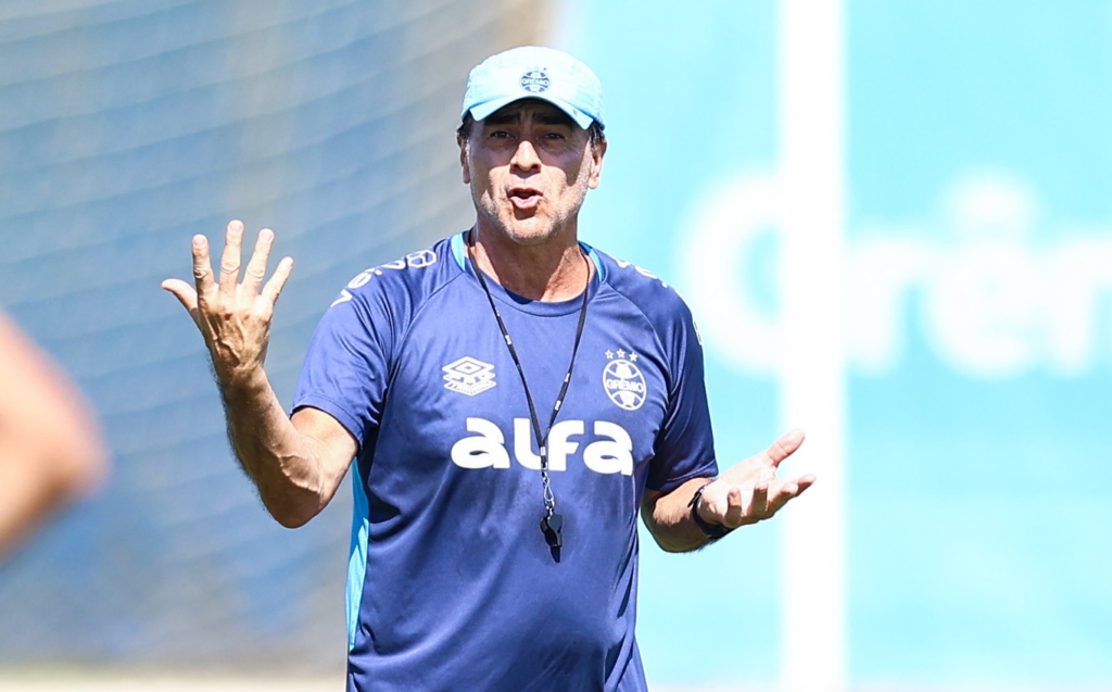Gustavo Quinteros deve fazer mudanças no time do Grêmio para enfrentar o Flamengo