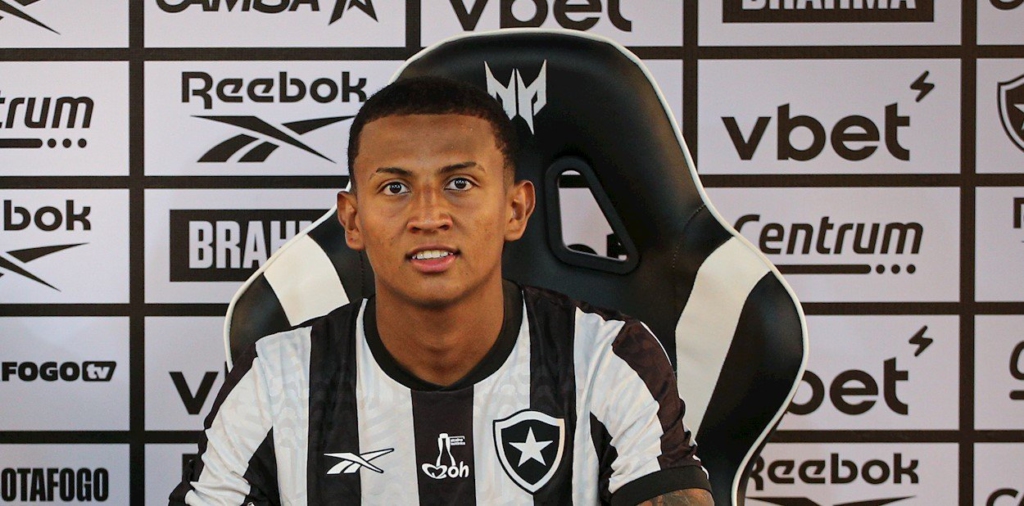 Kauan Toledo assinando com o Botafogo