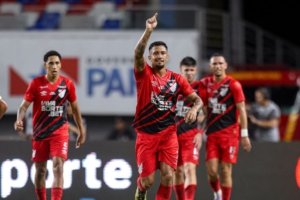 Renan Peixoto comemora o gol marcado contra o Paysandu pela estreia na Série B do Brasileirão