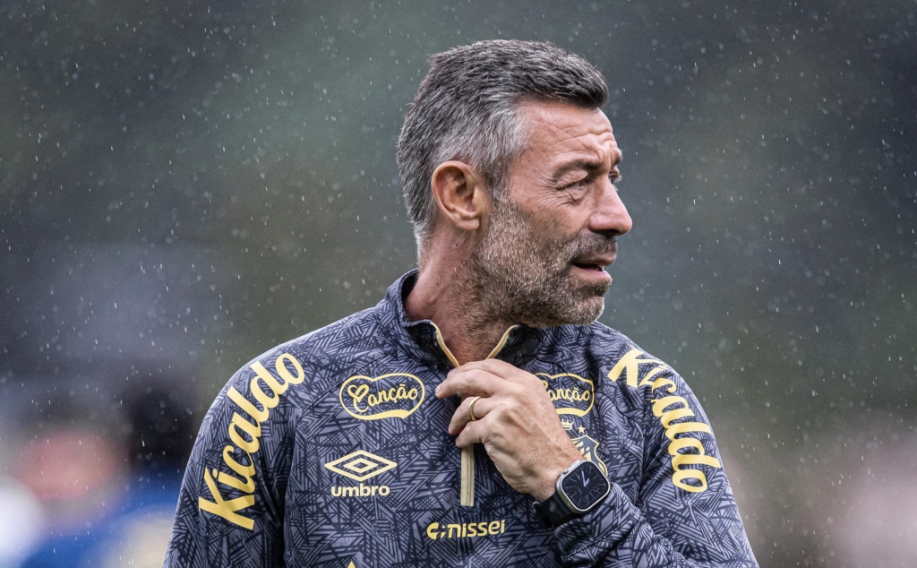 Pedro Caixinha é o treinador do Santos