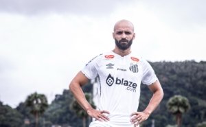 Thaciano pode trocar o Santos pelo Athletico-PR