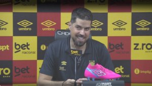 António Oliveira vê evolução no Sport, que completou 10 jogos sem vencer no Brasileiro.