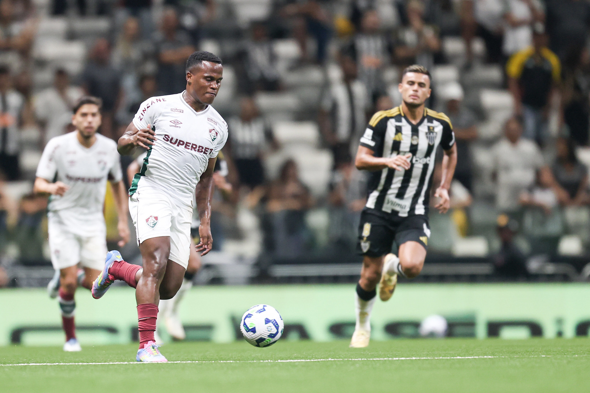 Fluminense vence Atlético na volta à Arena MRV