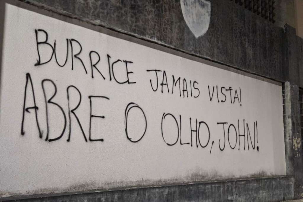 Muro do Botafogo no Nilton Santos é pichado com recado para John Textor: "Burrice jamais vista"