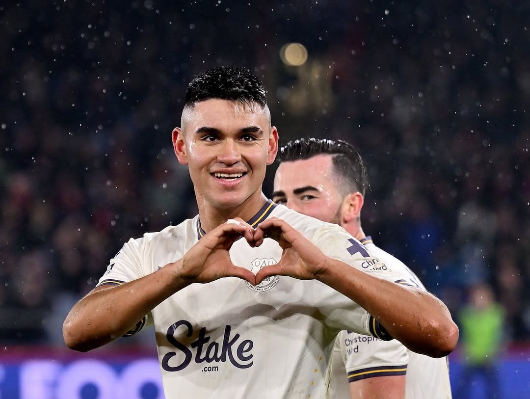 Everton acerta compra do atacante Charly Alcaraz