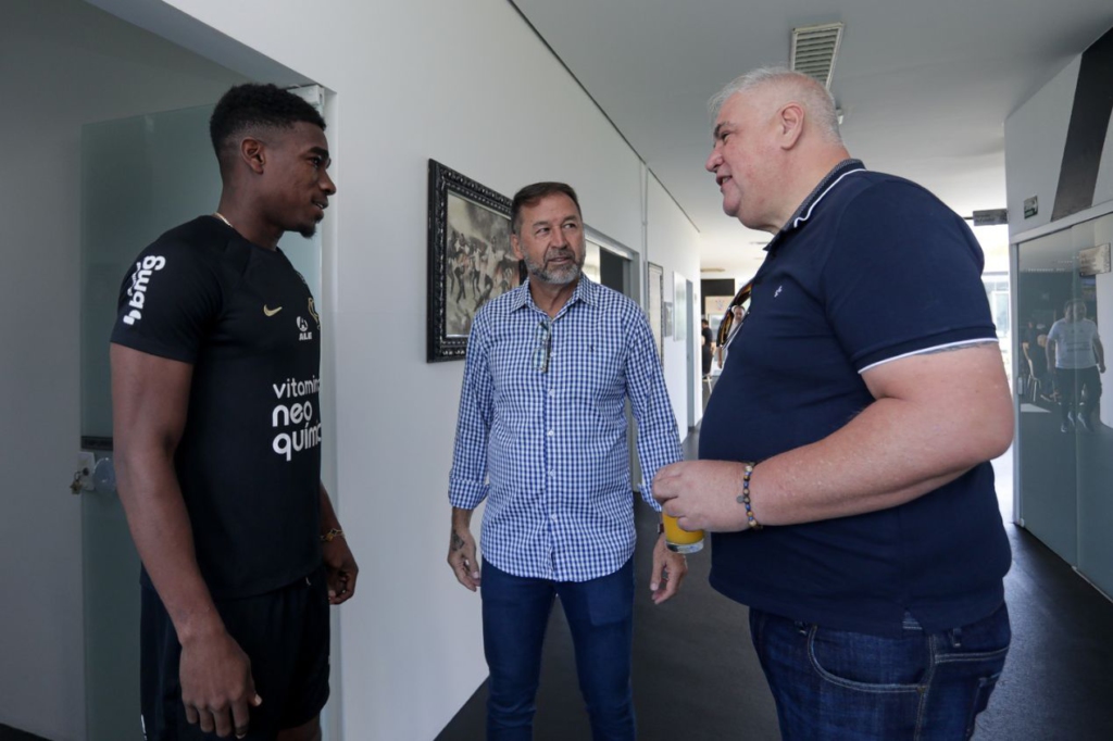 Corinthians tenta acelerar saída de Félix Torres e busca empréstimo para zagueiro; saiba detalhes