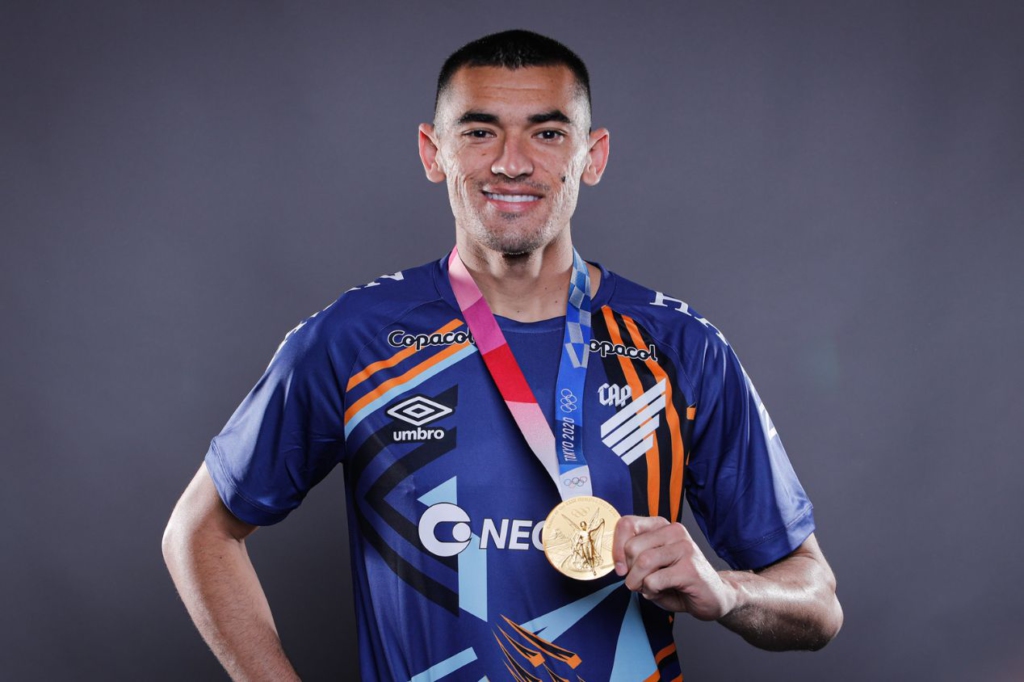 Rejeição da torcida faz Corinthians repensar possível contratação do goleiro Santos, do Athletico-PR