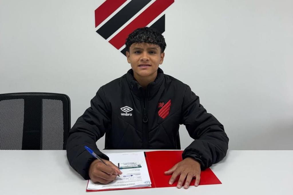 Aos 13 anos, jovem venezuelano assina contrato de formação com o Athletico-PR