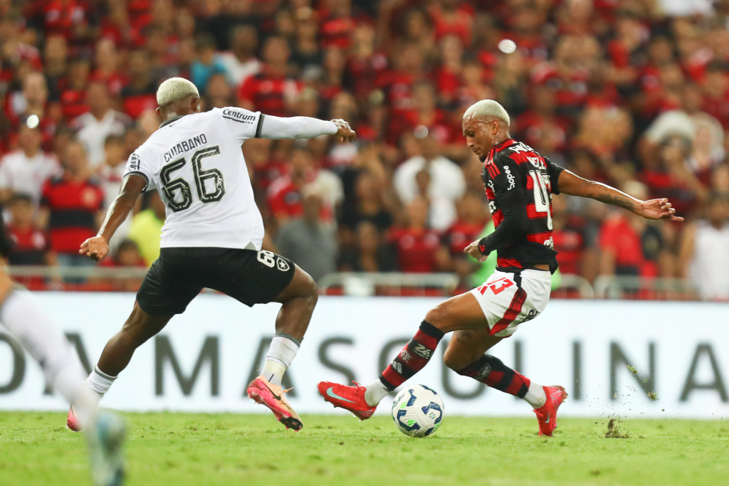 Flamengo e Botafogo fizeram clássico eletrizante no Maracanã.