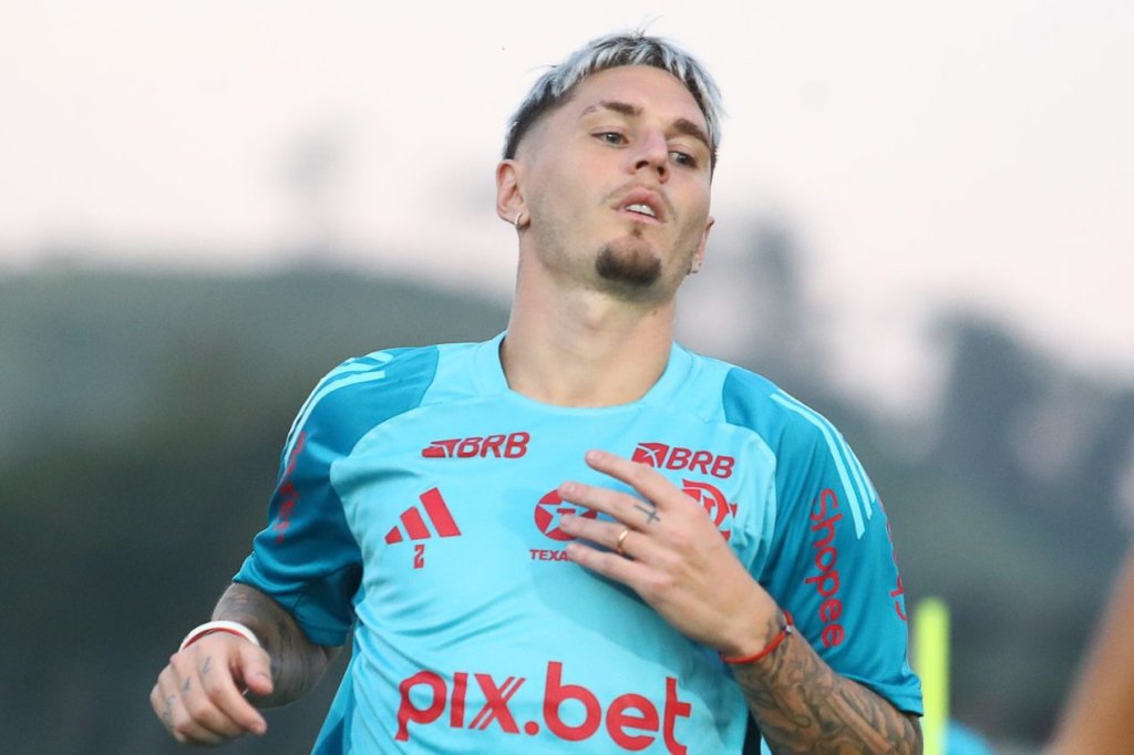 Entenda por que o Flamengo ainda não renovou com Guillermo Varela